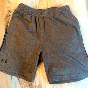 NWOT under armour grey & black shorts w pockets. Size 4 boys. *1